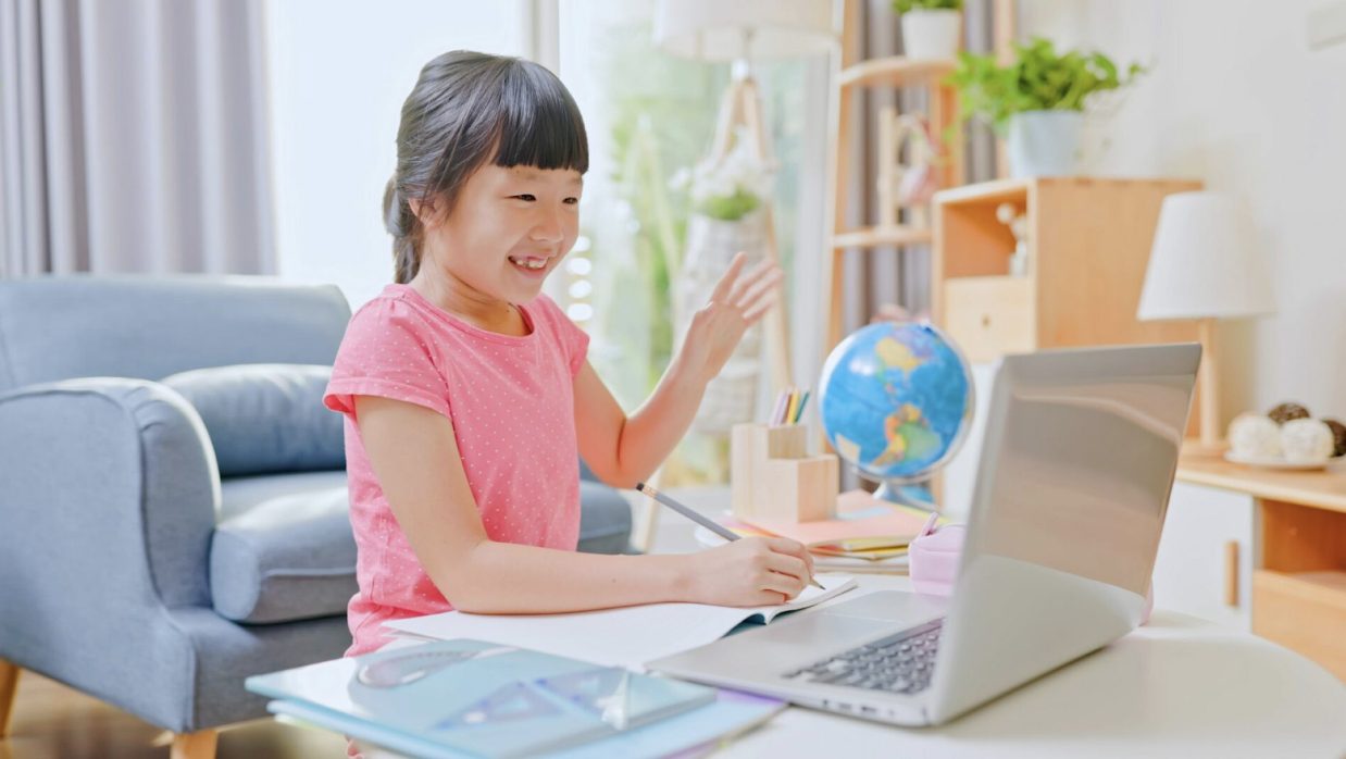 Child responding actively during virtual learning
