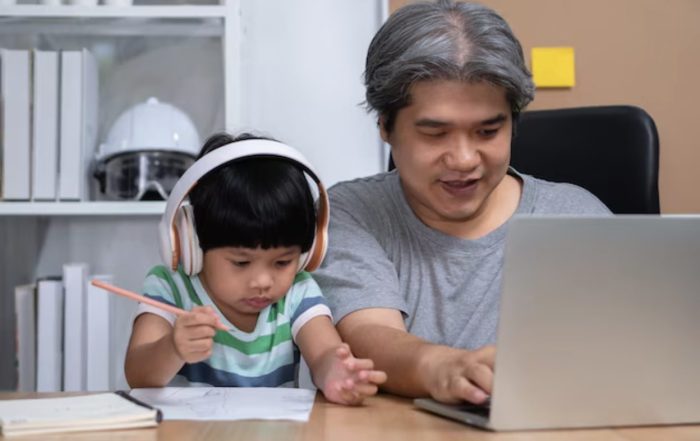 Parent guiding child during online Chinese learning session